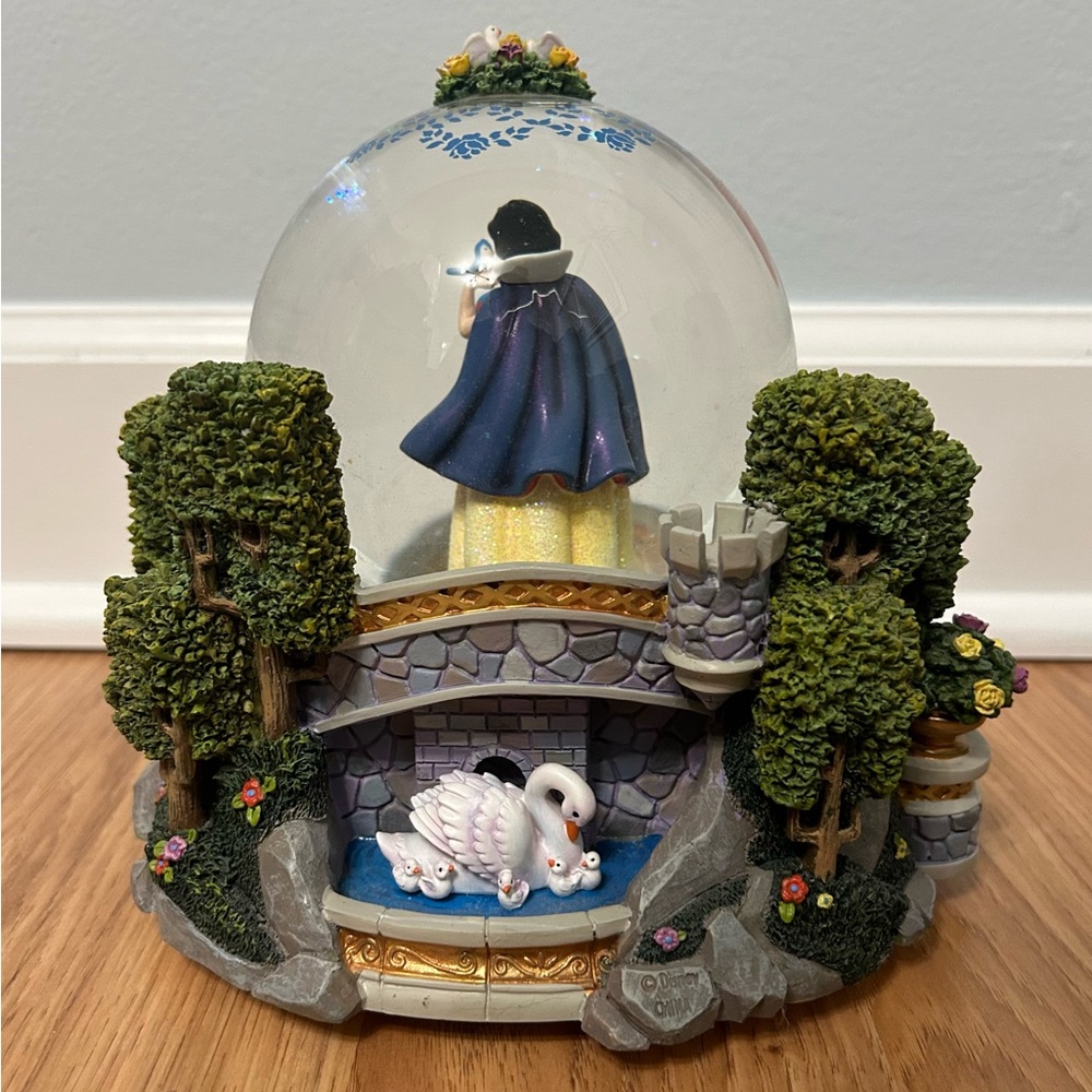 Disney Princesses Snowglobe Snow White Ariel Belle Aurora Cinderella - Picture 5 of 9